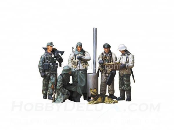 Немецкие солдаты зимой вокруг полевой печки (5 фигур) 35212