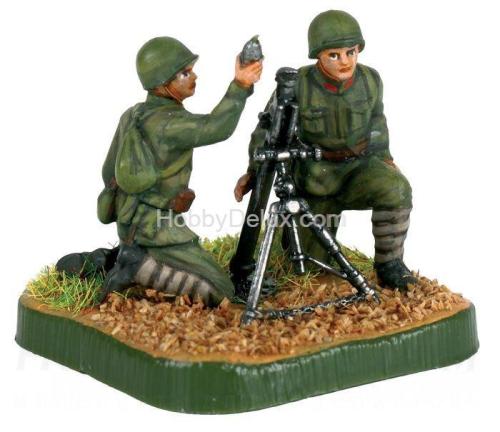 Советский 82-мм миномет с расчетом