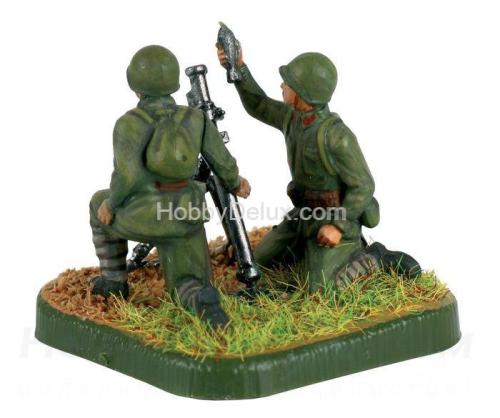 Советский 82-мм миномет с расчетом