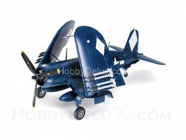 Истребитель Vought F4U-1D Corsair и аэродромный тягач 61085