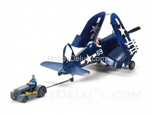 Истребитель Vought F4U-1D Corsair и аэродромный тягач
