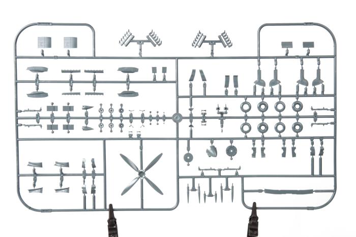 1/48 Британский истребитель Spitfire Mk.VIII (Weekend Edition) 84154