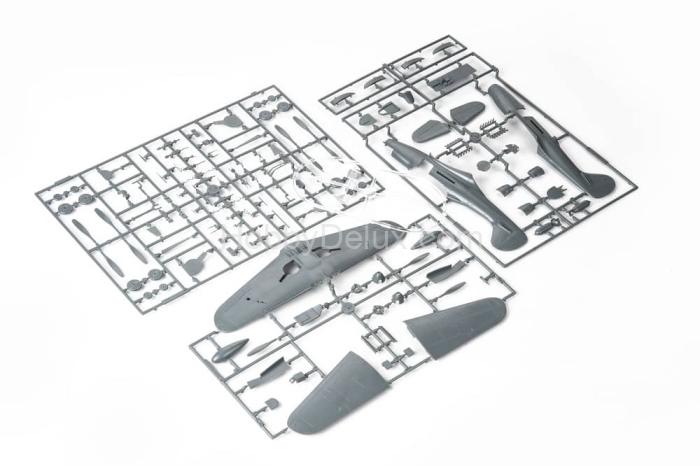 Модель самолета P-400 8092