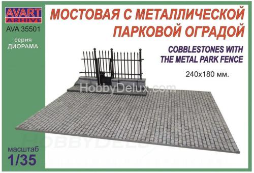 Мостовая с металлической парковой оградой