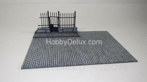 Мостовая с металлической парковой оградой