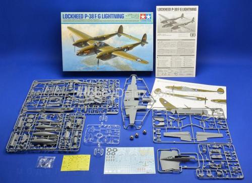 Американский самолёт Lockheed P-38F/G Lightning с фигурой пилота