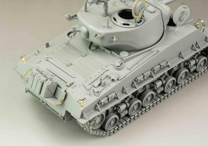 RFM (RYEFIELD MODEL) RM5028 1:35 Американский средний танк Sherman M4A3E8 с рабочими траками 