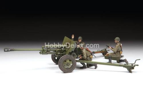 Советская 76-мм противотанковая пушка ЗиС-3 с расчетом