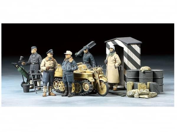 Немецкие офицеры и солдаты люфтваффе в зимней форме c Kettenkraftrad 32412