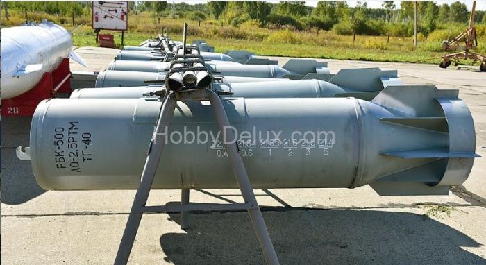 РБК-500 АО-2,5 РТМ, разовая бомбовая кассета калибра 500 кг без носового обтекателя (в комплекте две РБК-500). AMC48027-1